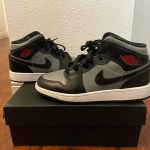 Nike Air Jordan 1 Mid ‘Shadow’ basketball shoes. Boys, size US 4Y.